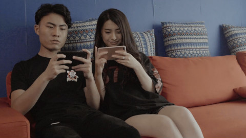 美女玩王者荣耀太菜,男朋友终于忍不住了!